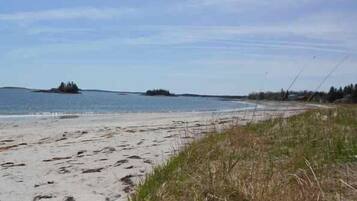 Ligstoelen aan het strand, strandlakens