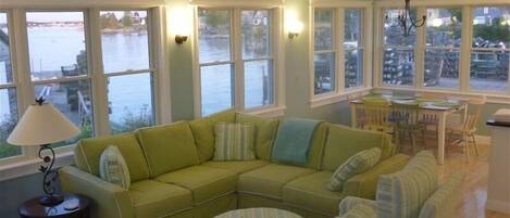 Smart-tv, pejs, dvd-afspiller, bøger