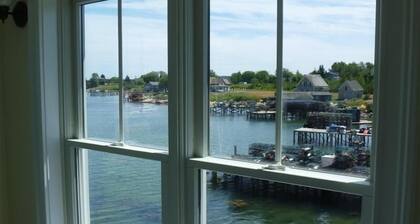 Perfect Oceanfront 4 Bdrm, Car charger, ADA Accessible with Beautiful Views