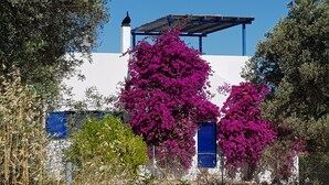 A white building with blue shutters and a pergola on the roof. - villa fully equipped with swimming pool and sea view and 360 °  (kamilari)