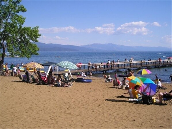 Chaises longues, serviettes de plage
