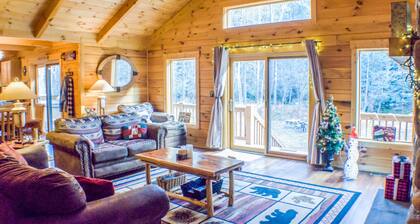 Nueva Log Cabin w / Trout-Stocked Creek: WiFi y jacuzzi!