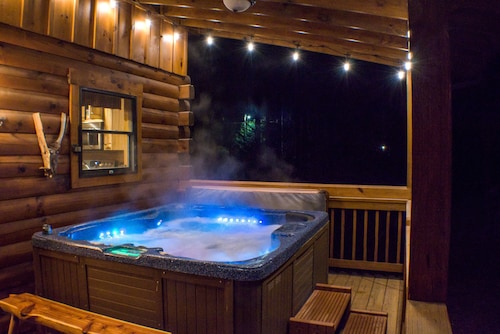 True Log Cabin 3/2 Fiber OPTICS, Trout-Stocked Creek, Hot Tub !