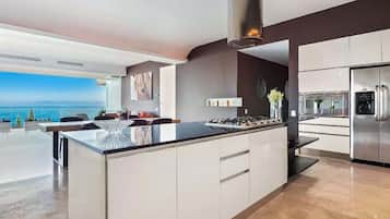 Refrigerador, microondas, horno y parrilla de estufa