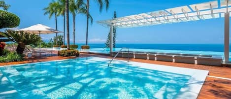 Una piscina a sfioro, una piscina in terrazza