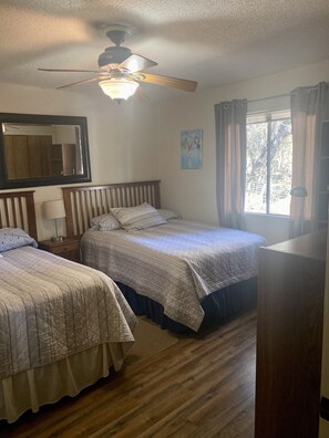 2 Schlafzimmer, Schreibtisch, Bügeleisen/Bügelbrett, WLAN
