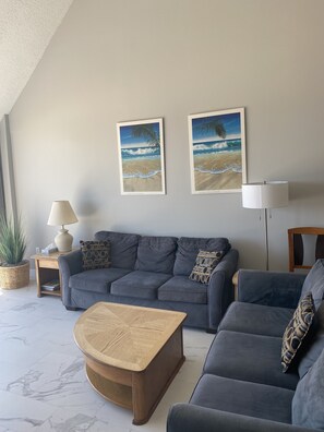 TV, DVD player, books, stereo - Oceanfront Sea Colony Penthouse with Gorgeous Ocean Views! (Bethany Beach)