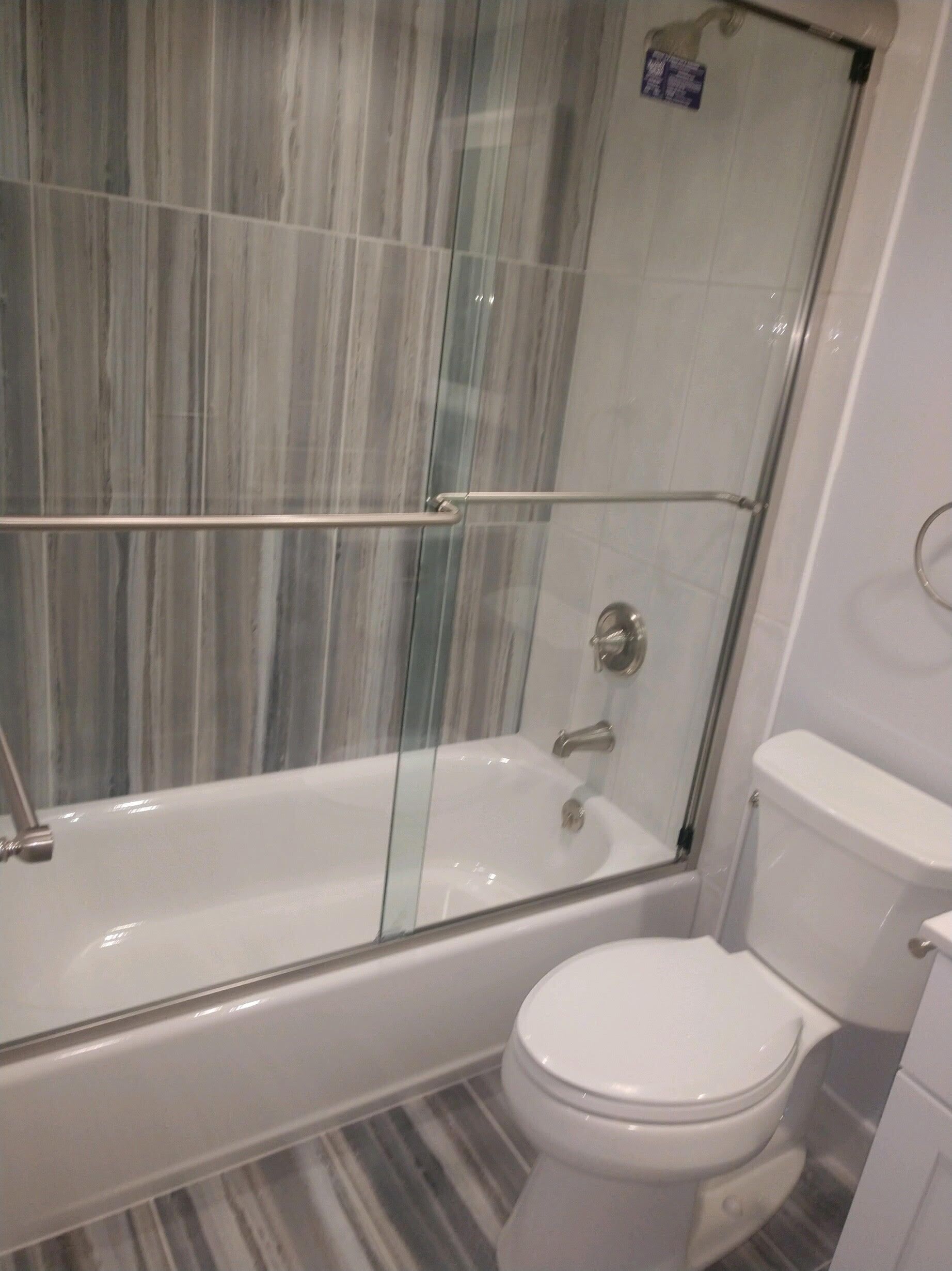 Een badkamer met een douchecabine, een ligbad en een toilet.