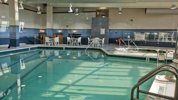 Een binnenzwembad en een buitenzwembad