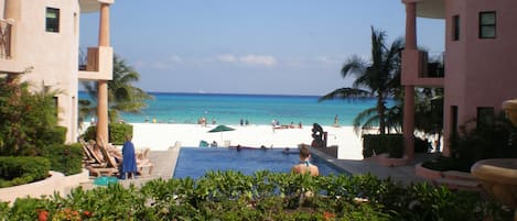Am Strand, Liegestühle, Strandtücher