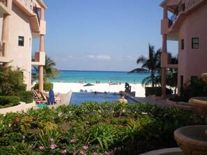 En la playa, camastros y toallas de playa 