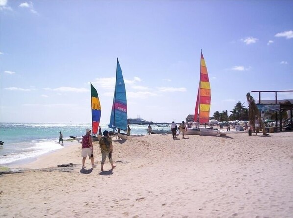 En la playa, sillas reclinables de playa, toallas de playa