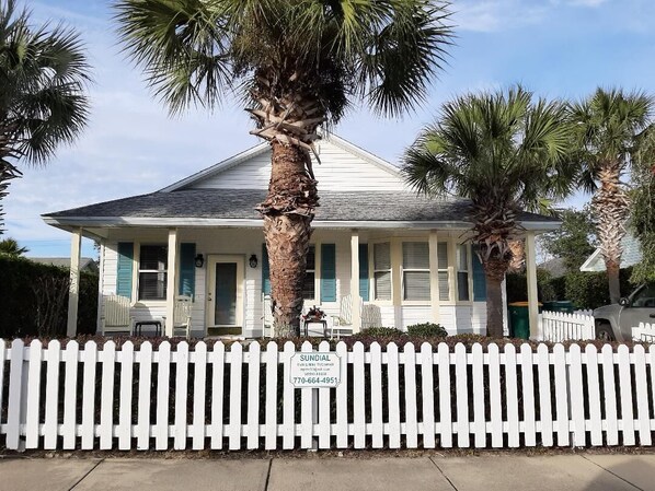 Exterior - SUNDIAL COTTAGE: CRYSTAL BEACH, DESTIN, FL.  PRIVATE POOL!     (Destin)