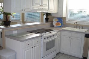 Fridge, microwave, oven, stovetop - SUNDIAL COTTAGE: CRYSTAL BEACH, DESTIN, FL.  PRIVATE POOL!     (Destin)