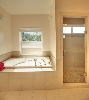 Combined shower/bathtub, jetted bath, hair dryer, towels