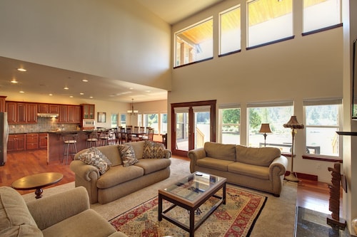 Close-in Beautiful Retreat: Large, Lodge-Like Private Lakefront Setting