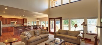 Close-in Beautiful Retreat: Stor, Lodge-Som Private Lakefront Innstilling