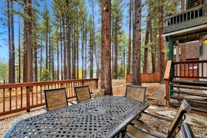 Outdoor dining - Private Hot Tub, Nice Modern Remodeled, Pool Table, 12 Guests+Kids, 13 Beds, Pet Friendly (South Lake Tahoe)