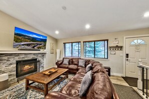 Smart TV, fireplace, video games, Netflix - Private Hot Tub, Nice Modern Remodeled, Pool Table, 12 Guests+Kids, 13 Beds, Pet Friendly (South Lake Tahoe)
