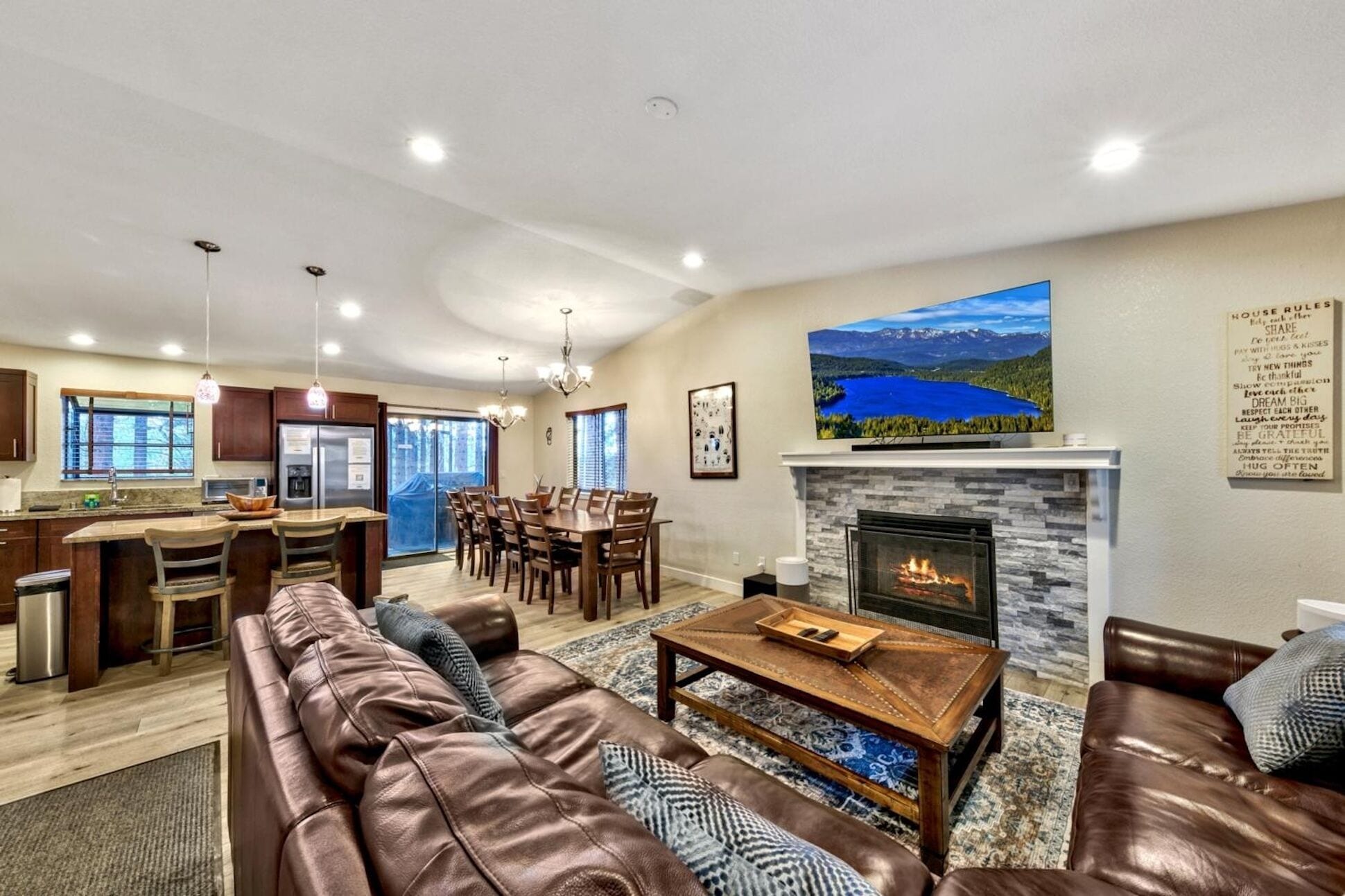 Smart-tv, een open haard, videospelletjes en Netflix