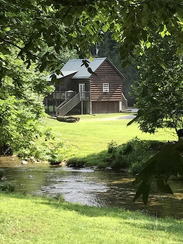  Rushing Trout Stocked Creek in backyard. FIBER OPTICS WIFI Hot Tub!