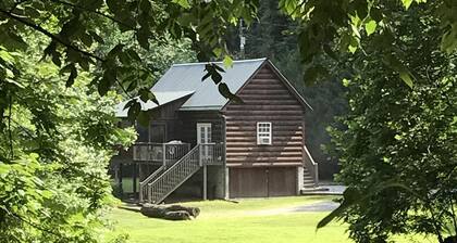 Rushing Trout-Stocked Creek: 10 Morgen, WiFi und Whirlpool!