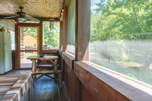  Rushing Trout Stocked Creek in backyard. FIBER OPTICS WIFI Hot Tub!