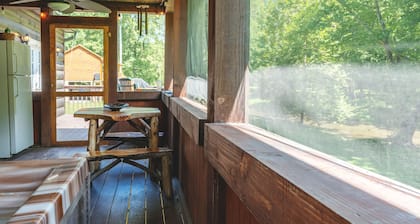 Kiireinen taimenvarastoitu puro: 10 hehtaaria, WiFi ja kylpytynnyri!