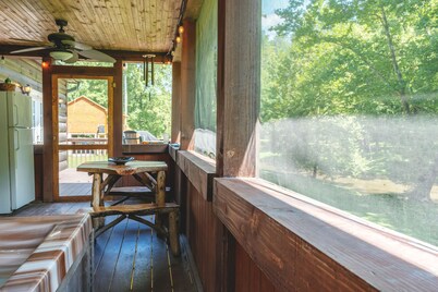  Rushing Trout Stocked Creek in backyard. FIBER OPTICS WIFI Hot Tub!