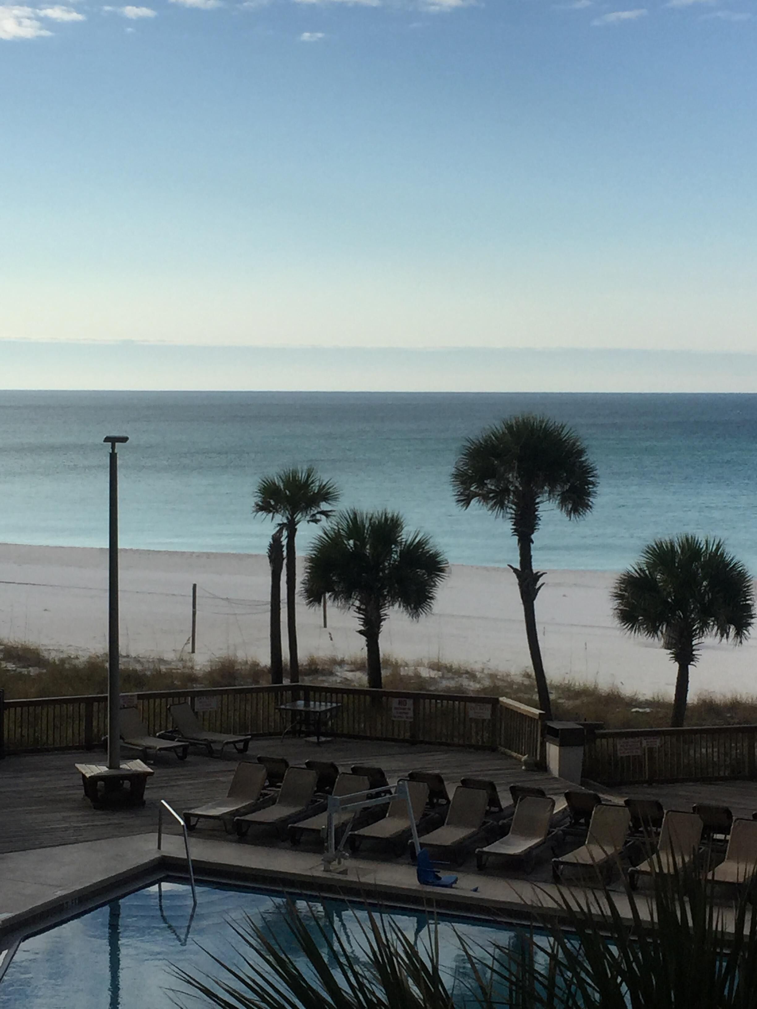 Utomhuspool och uppvärmd pool