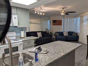 Refrigerador, microondas, horno y parrilla de estufa 