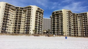 Ein Hochhaus-Hotel mit mehreren Balkonen und Blick auf den Strand.