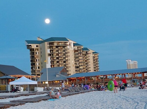 En la playa y camastros 