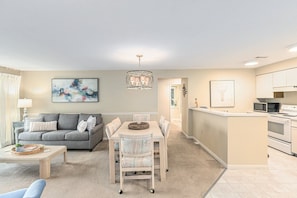 TV, fireplace, DVD player - ⛳ Fairway View Retreat @ Grand Traverse Resort | 2 Suites + Golf Deck + Champagne Welcome ➠ 5166 (Williamsburg)