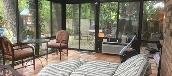 PARKLIKE YARD w/DEER ON 1ACRE 3000SQFT, SUNROOM, INDOOR HOT TUB, WiFi & INTERNET