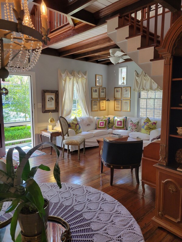 Smart TV, fireplace, books - Holly's Cottage. Circa 1867 Historic, Courtyard, Forsyth Park, Pet friendly .💗 (Savannah)