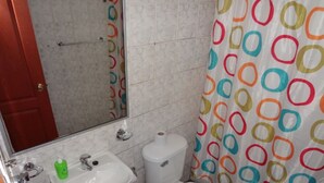 Basic-Ferienhütte, 2 Schlafzimmer, Nichtraucher | Badezimmer