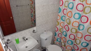 Basic-Ferienhütte, 2 Schlafzimmer, Nichtraucher | Badezimmer | Dusche, Regendusche, kostenlose Toilettenartikel, Handtücher