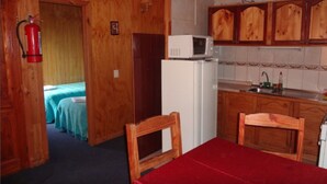 Basic-Ferienhütte, 2 Schlafzimmer, Nichtraucher | Essbereich im Zimmer