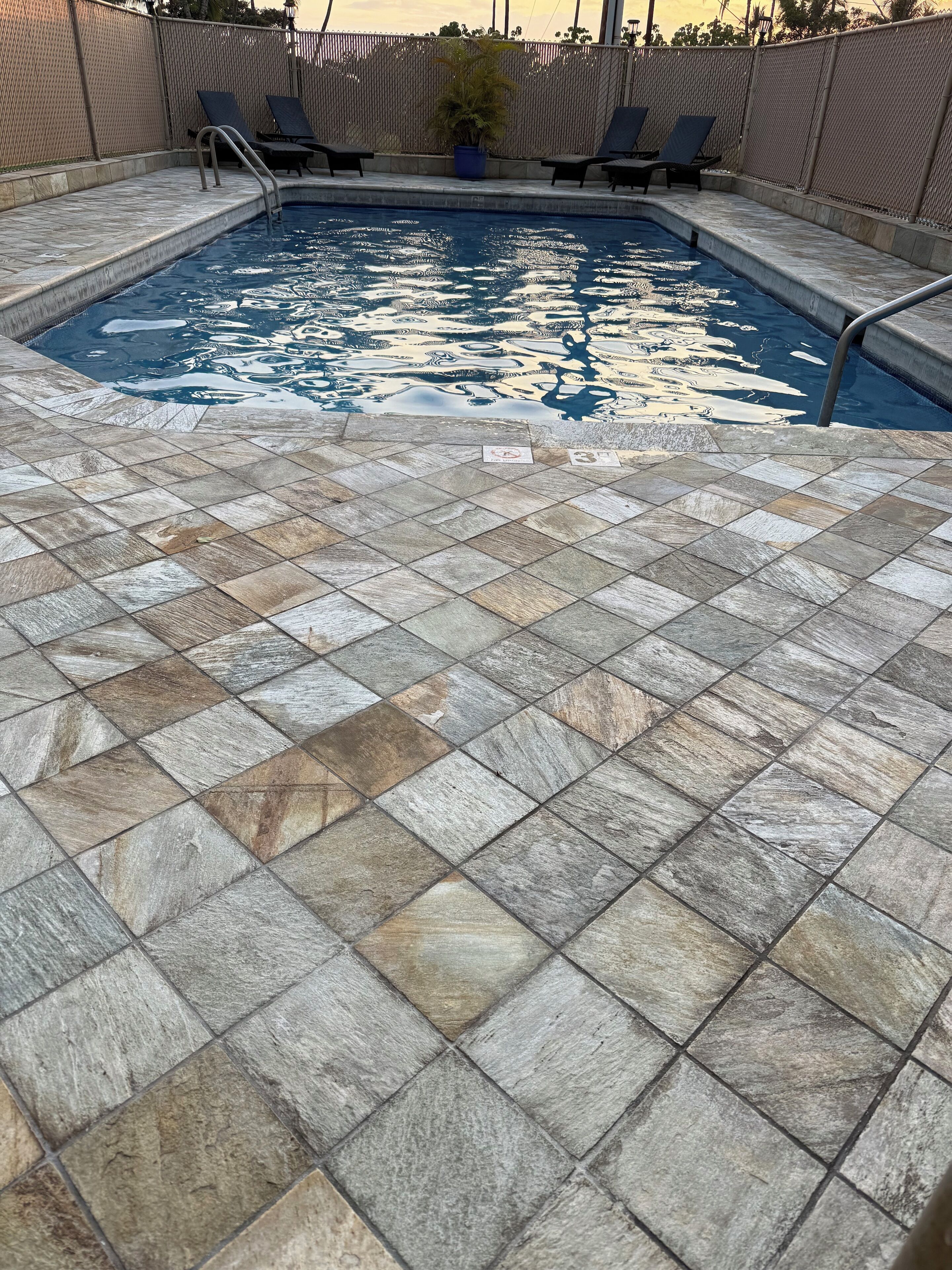 Een buitenzwembad, een verwarmd zwembad