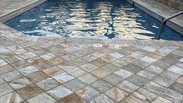 Een buitenzwembad, een verwarmd zwembad