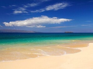 A beach with clear turquoise water and a sandy shore. - Dazzling Ocean View, Modern, Whole house AC.  Upgraded Glass for a quiet setting (Kihei)