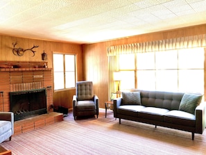 Smart TV, fireplace, DVD player, table tennis