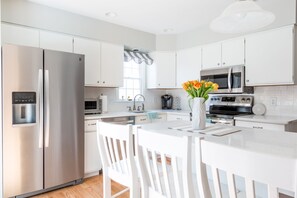 Fridge, microwave, oven, stovetop - 5-star home with quick walk to 2 beaches!! (Gloucester)