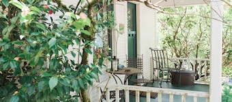 Country Retreat with Hot Tub and Hiking. Close to Waterfalls and Wedding Venues.