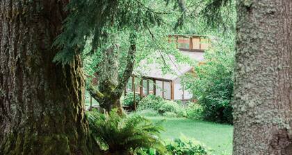 Fabulous Country Escape in Stylish Guest House with Private Hiking and Hot Tub.
