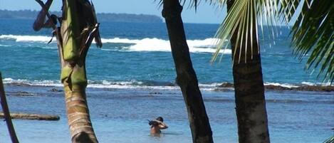 Ubicación cercana a la playa y toallas de playa