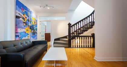 Large Downtown Townhouse on 2 Levels - Sleeps 6 ⭐⭐⭐⭐⭐ - 1 month or more stays