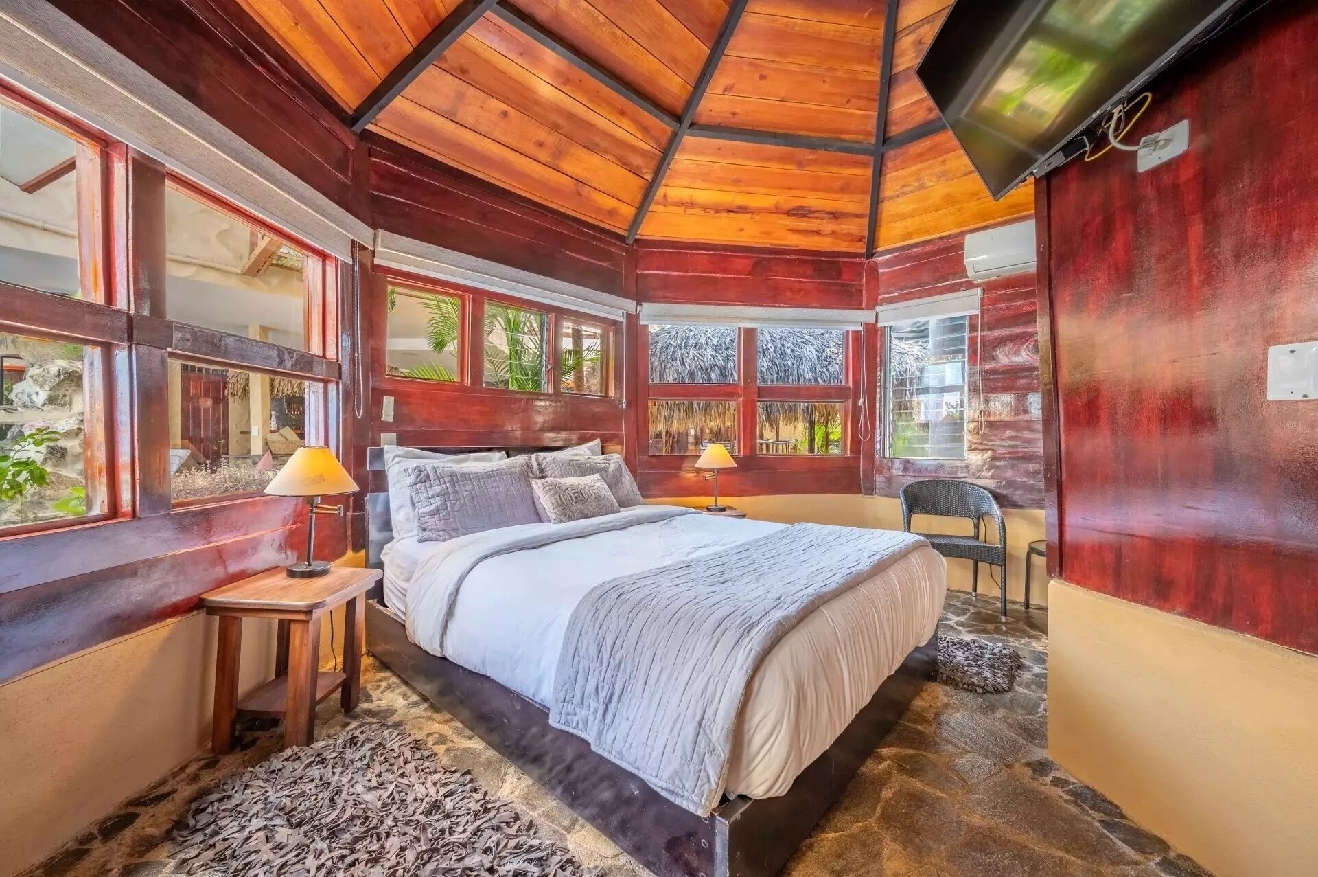 7 bedrooms, in-room safe, desk, free WiFi