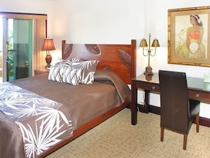 2 habitaciones, escritorio y tabla de planchar con plancha